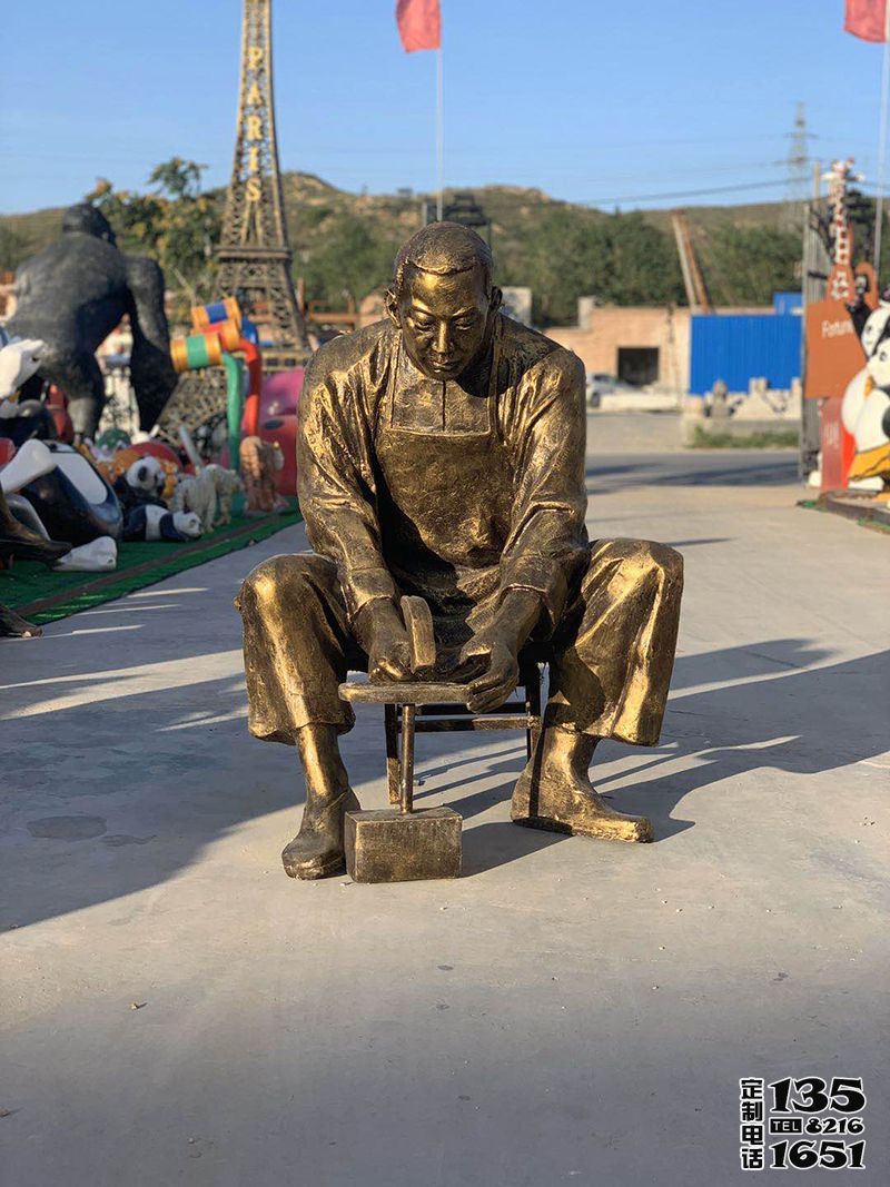 玻璃鋼仿銅民俗修鞋的人物雕塑