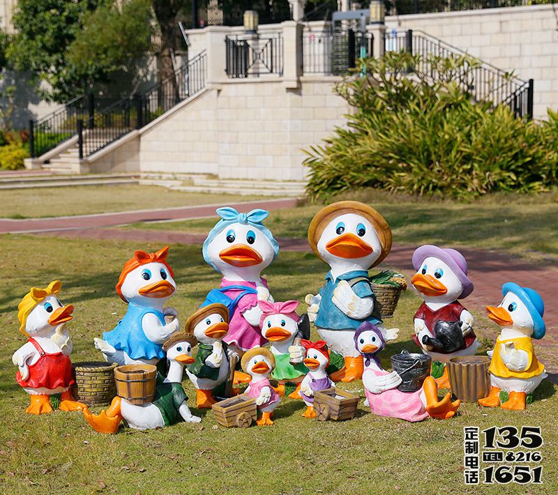 戶(hù)外草坪玻璃鋼彩繪卡通鴨子雕塑