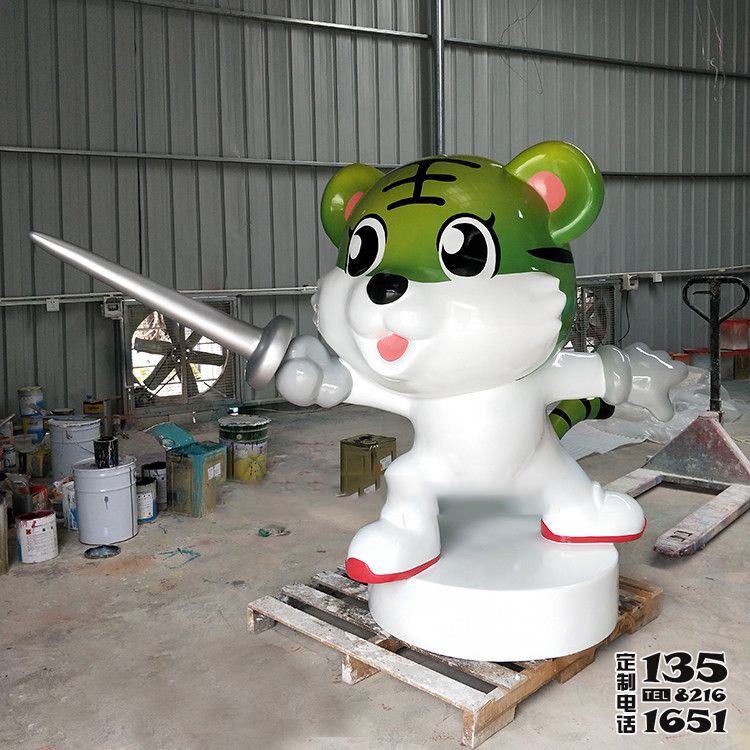 游樂場(chǎng)擺放卡通老虎擊劍彩繪玻璃鋼雕塑