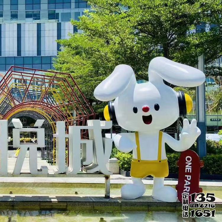 游樂(lè)場(chǎng)一只白色玻璃鋼卡通兔子雕塑