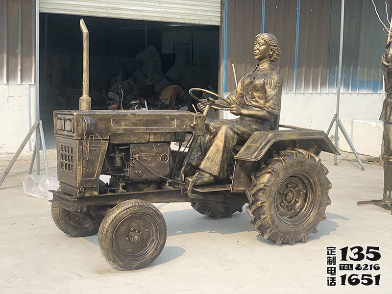 開拖拉機(jī)的玻璃鋼仿銅農(nóng)耕人物雕塑 開拖拉機(jī)的玻璃鋼仿銅農(nóng)耕人物雕塑