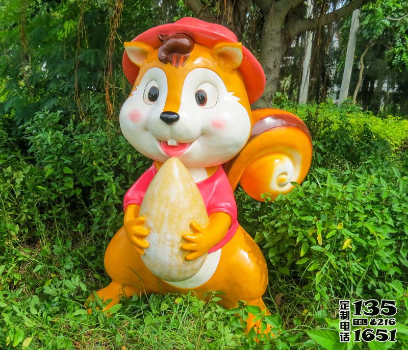 草坪一只呆萌吃松子的玻璃鋼卡通松鼠雕塑 草坪一只呆萌吃松子的玻璃鋼卡通松鼠雕塑