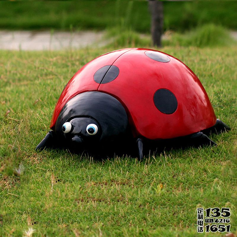 公園里擺放的紅色大眼睛的玻璃鋼卡通七星瓢蟲(chóng)雕塑