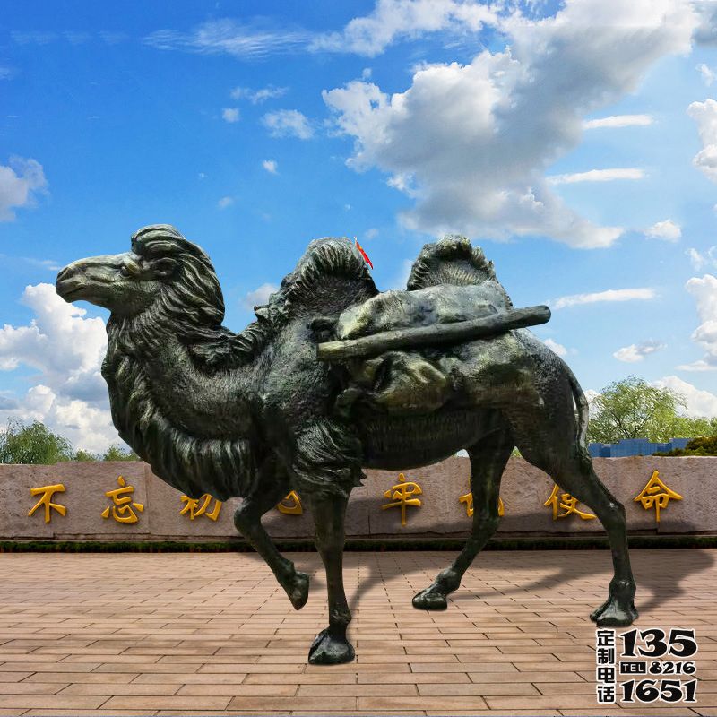 街道上擺放的背著行李的玻璃鋼仿銅駱駝雕塑 街道上擺放的背著行李的玻璃鋼仿銅駱駝雕塑