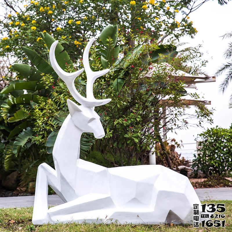公園玻璃鋼臥著的幾何梅花鹿雕塑 公園玻璃鋼臥著的幾何梅花鹿雕塑