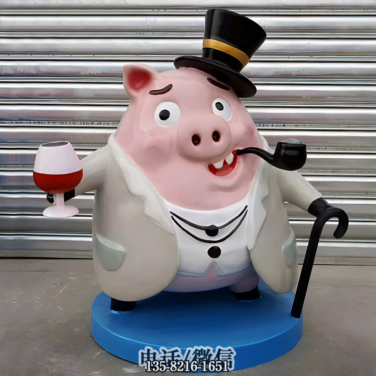 頭戴禮帽手拄拐棍、叼著煙斗拿著紅酒的卡通豬雕塑